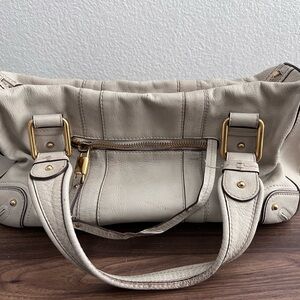Marc Jacob’s Elegant Cream Leather Handbag